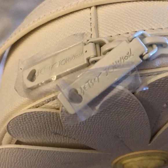 Betsey Johnson White Multi Round Kitsch  Daisy Flower Crossbody Bag NWT - Picture 12 of 16